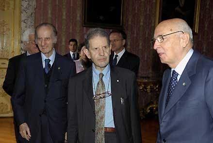 Il Presidente Giorgio Napolitano con il Prof. Giovanni Conso, Presidente dell'Accademia Nazionale dei Lincei e il Prof. Salvatore Settis Coordinatore del Comitato Scientifico dell'opera "La Torre restituita" poco prima della cerimonia