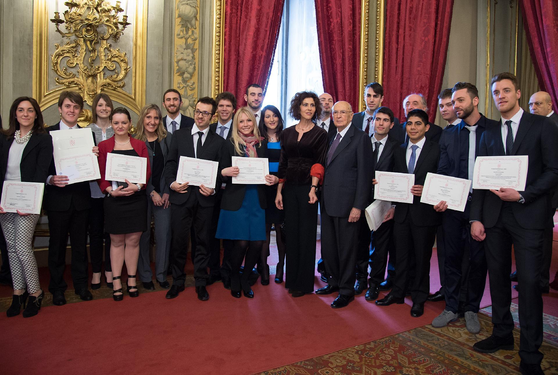 Il Presidente Giorgio Napolitano con i ragazzi vincitori dei Premi di Laurea 2013