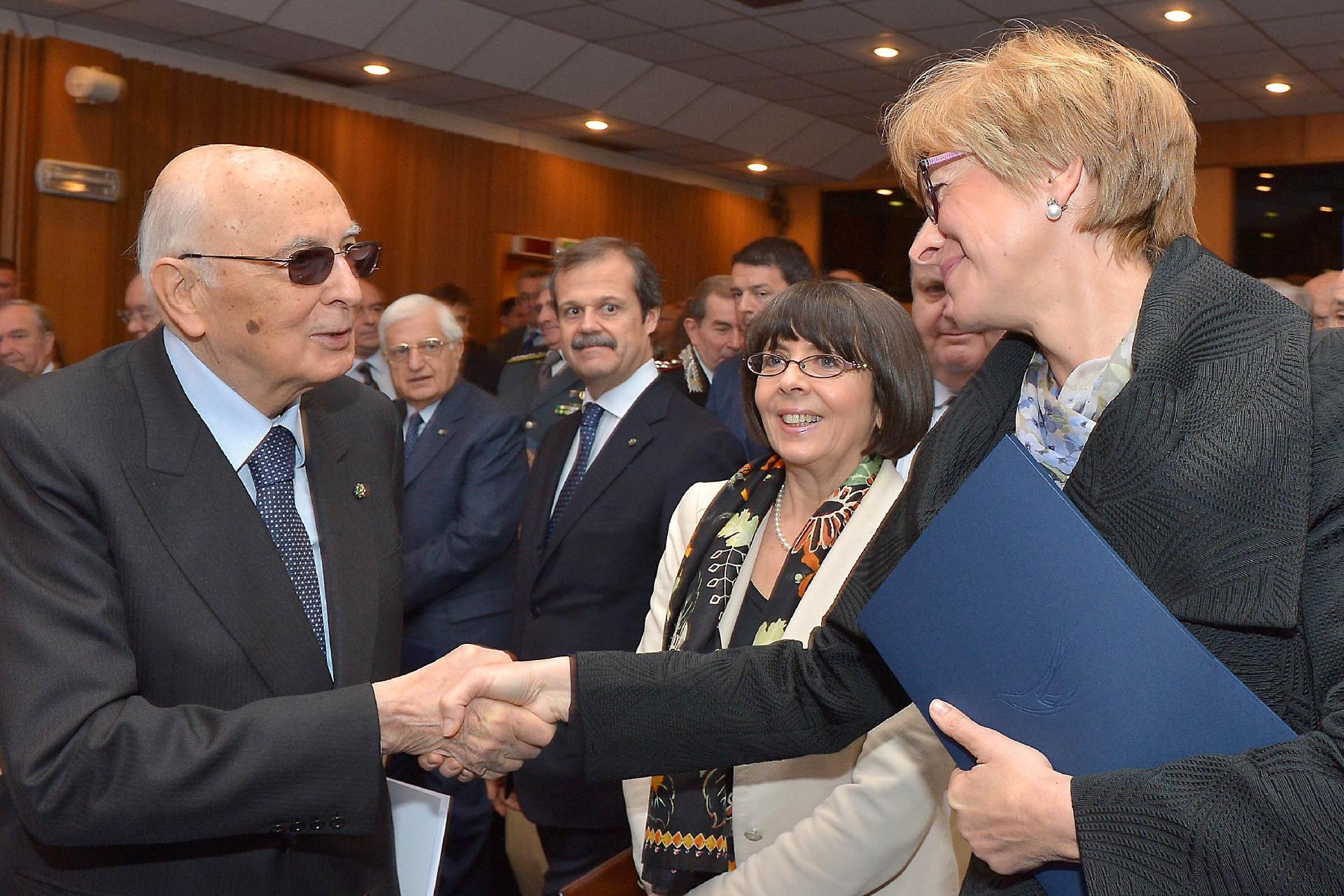 Il Presidente Giorgio Napolitano saluta il Ministro della Difesa Dott.ssa Roberta Pinotti in occasione della cerimonia inaugurale dell'anno accademico della Scuola di Formazione del Sistema di Informazione per la Sicurezza della Repubblica