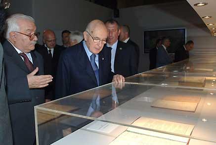 Il Presidente Giorgio Napolitano con il Prof. Giuseppe Galasso, durante l'inaugurazione della Mostra &quot;L'Italia: Paesaggio e Territorio&quot;, nell'ambito dell'iniziativa &quot;Le Radici della Nazione&quot;.