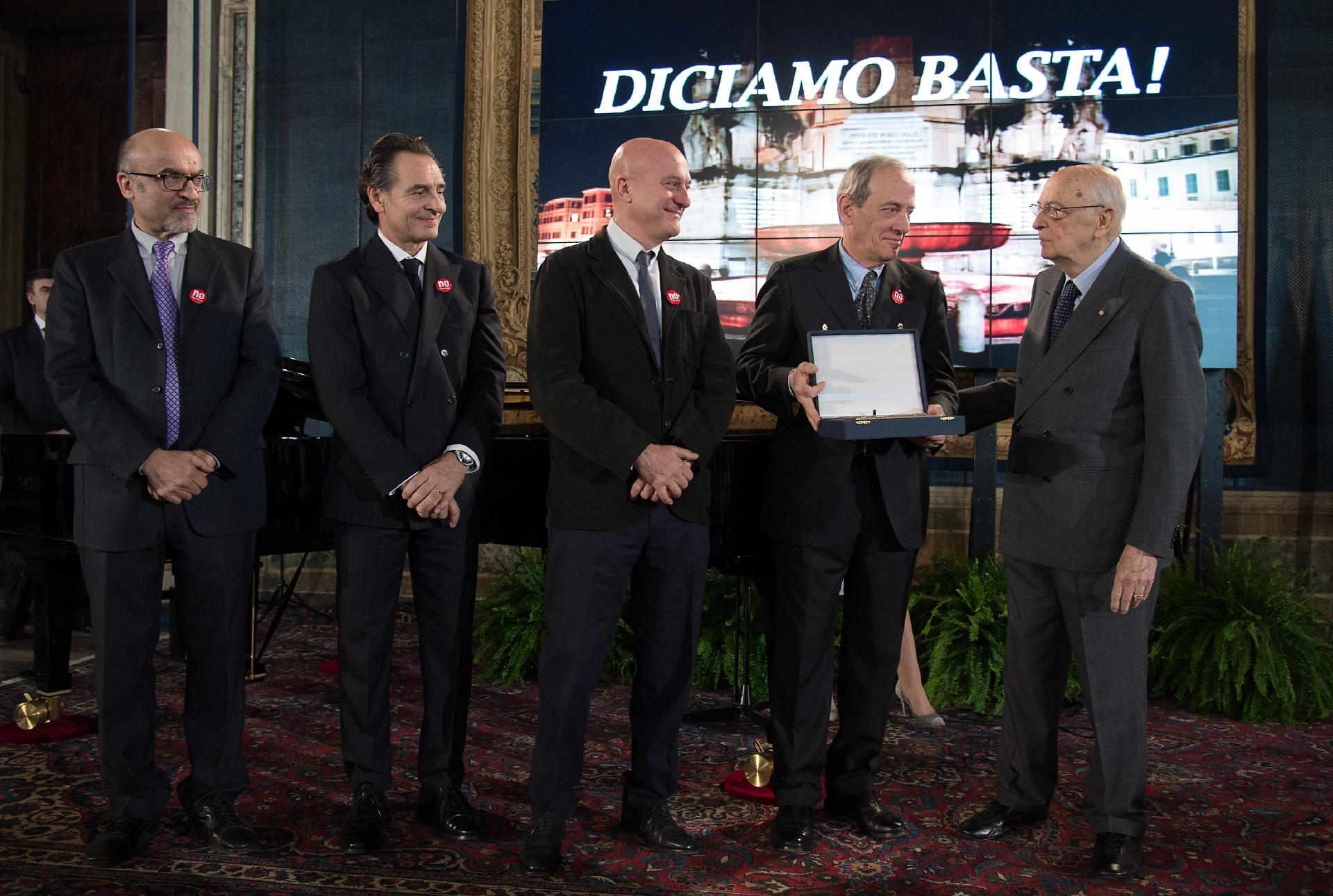 Il Presidente Giorgio Napolitano in occasione della consegna di una targa ricordo alla campagna di sensibilizzazione "NoiNo.org", da sinistra nella foto Ivano Marerscotti, Cesare Prandelli, Claudio Bisio e Giampaolo Morelli