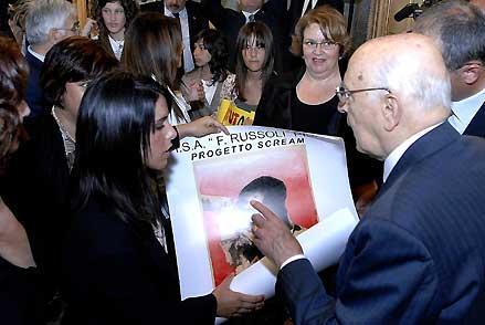 Il Presidente Giorgio Napolitano osserva il Manifesto del progetto &quot;Scream - Stop al lavoro minorile&quot; in occasione dell'incontro con una delegazione di docenti e studenti per la Giornata Mondiale contro lo sfruttamento del Lavoro Minorile