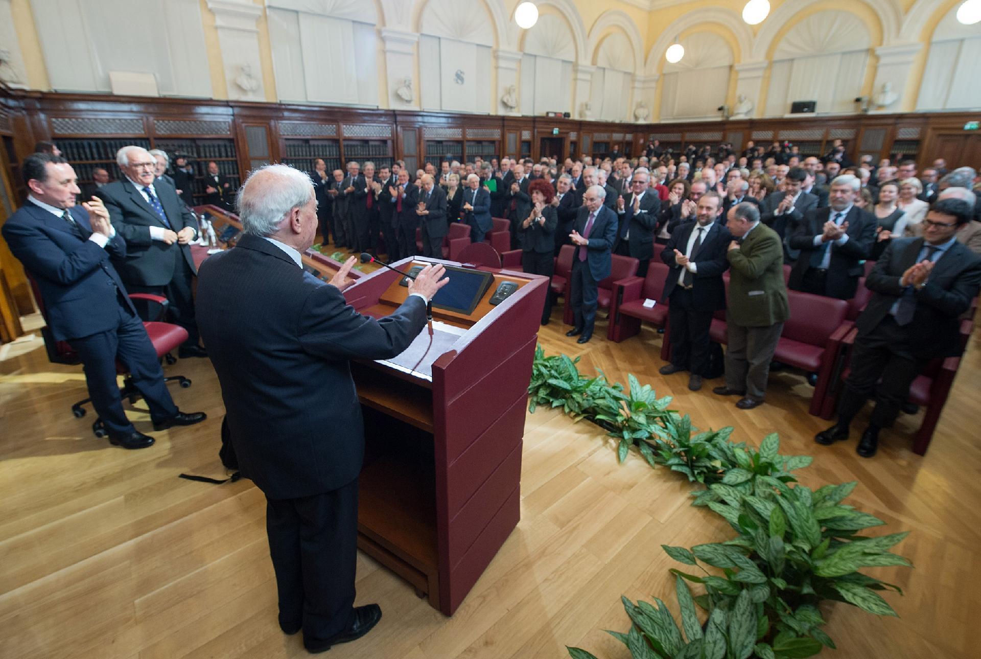 Il Presidente Giorgio Napolitano e i presenti al convegno dal titolo "Emanuele Macaluso 90 anni di impegno politico e passione civile" salutano Emanuele Macaluso