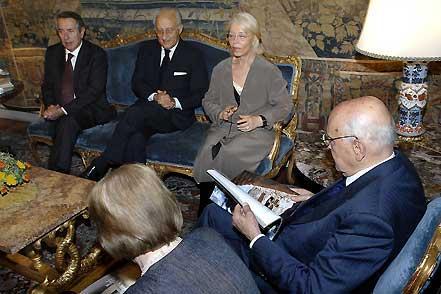 Il Presidente Giorgio Napolitano, a fianco la moglie Clio, osserva il 5°numero della rivista &quot;Il Quirinale&quot;