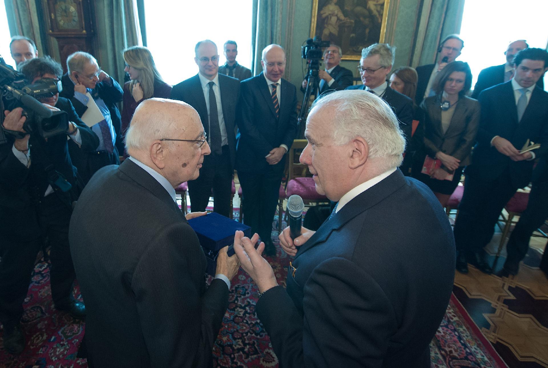 Il Presidente Giorgio Napolitano con Carlo Casini, Presidente della Commissione Affari Costituzionali del Parlamento Europeo, al termine dell'incontro con una delegazione della Commissione
