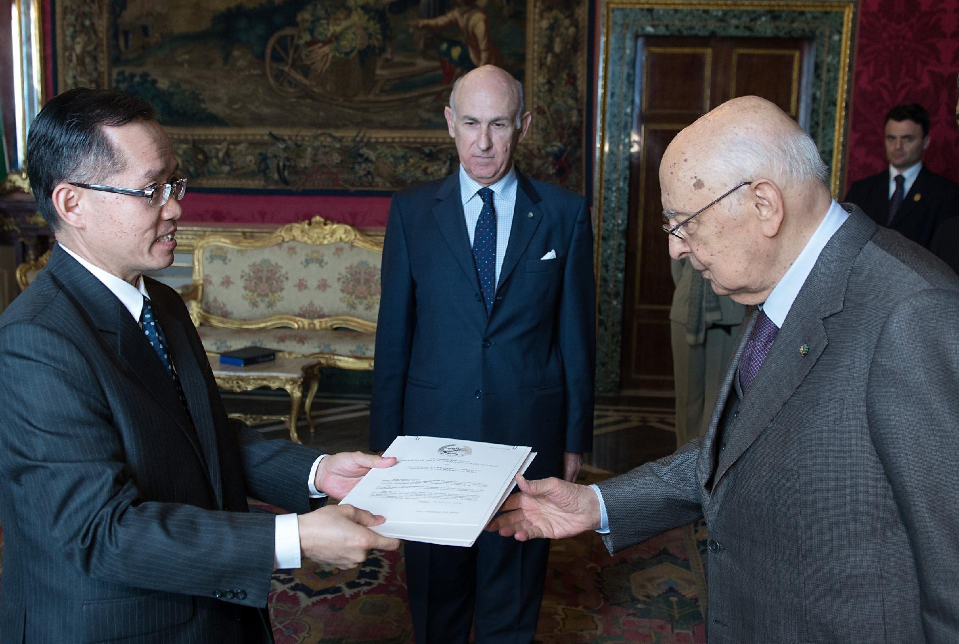 Il Presidente Giorgio Napolitano con S.E. Thongphane Savanphet, nuovo Ambasciatore della Repubblica Democratica Popolare Laos, in occasione della presentazione delle Lettere Credenziali