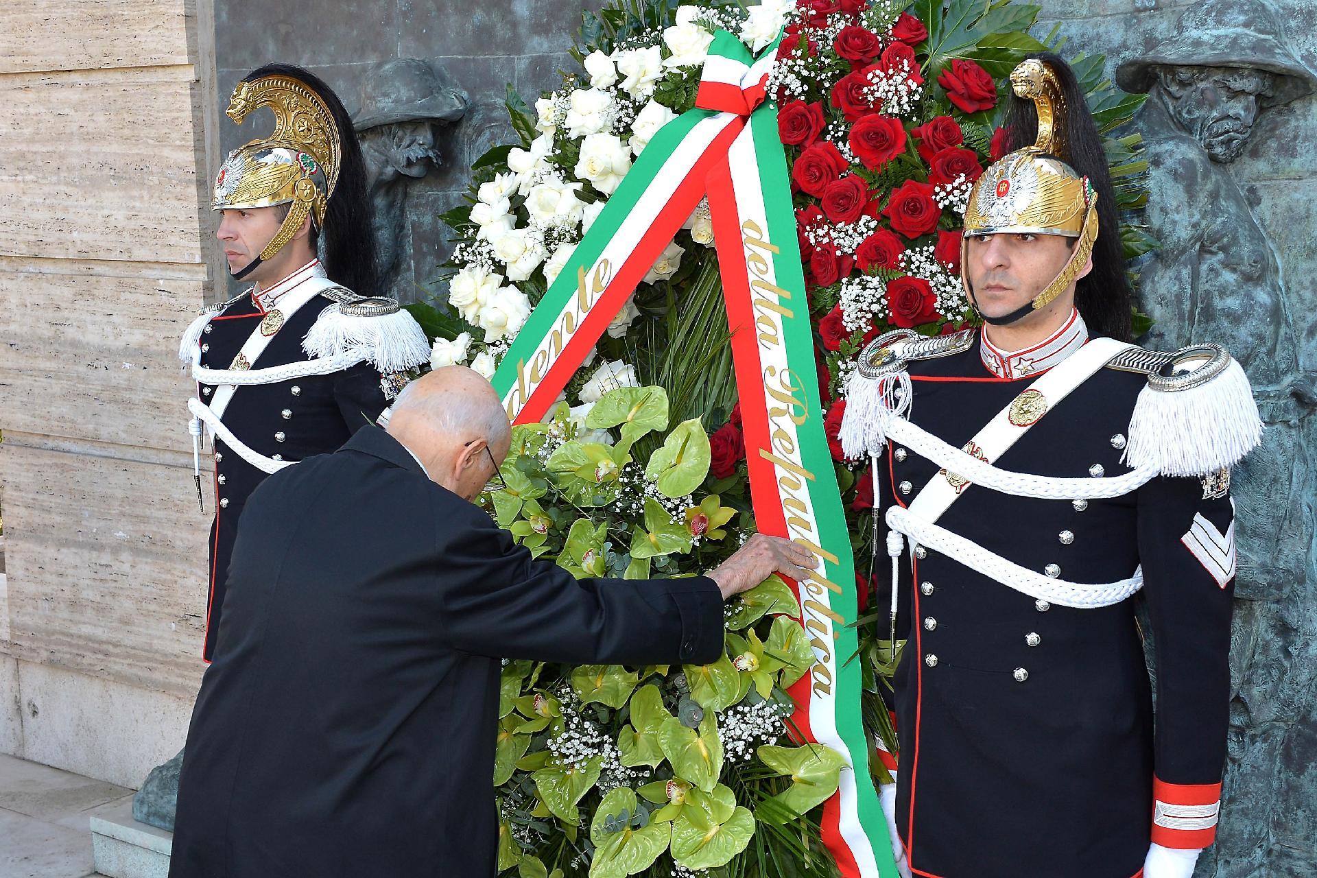 Il Presidente Giorgio Napolitano nel corso della deposizione di una corona di fiori sul monumento dedicato alle Vittime sul lavoro