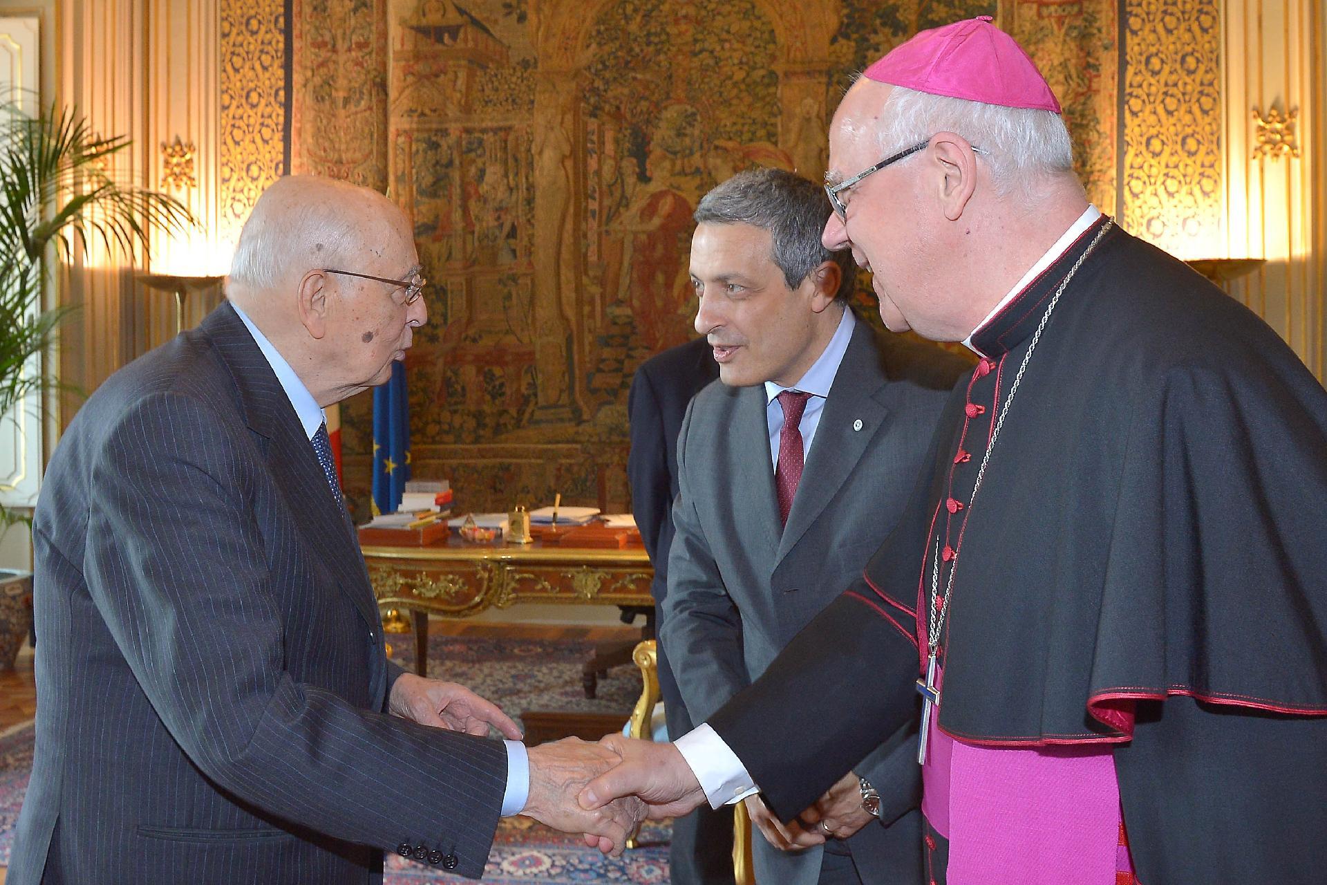 Il Presidente Giorgio Napolitano con il Prof. Franco Miano, Presidente Nazionale dell'Azione Cattolica Italiana e S.E. Mons. Mansueto Bianchi, Assistente Ecclesiastico Generale in occasione dell'incontro con i componenti l'Ufficio di Presidenza dell'Azione Cattolica Italiana