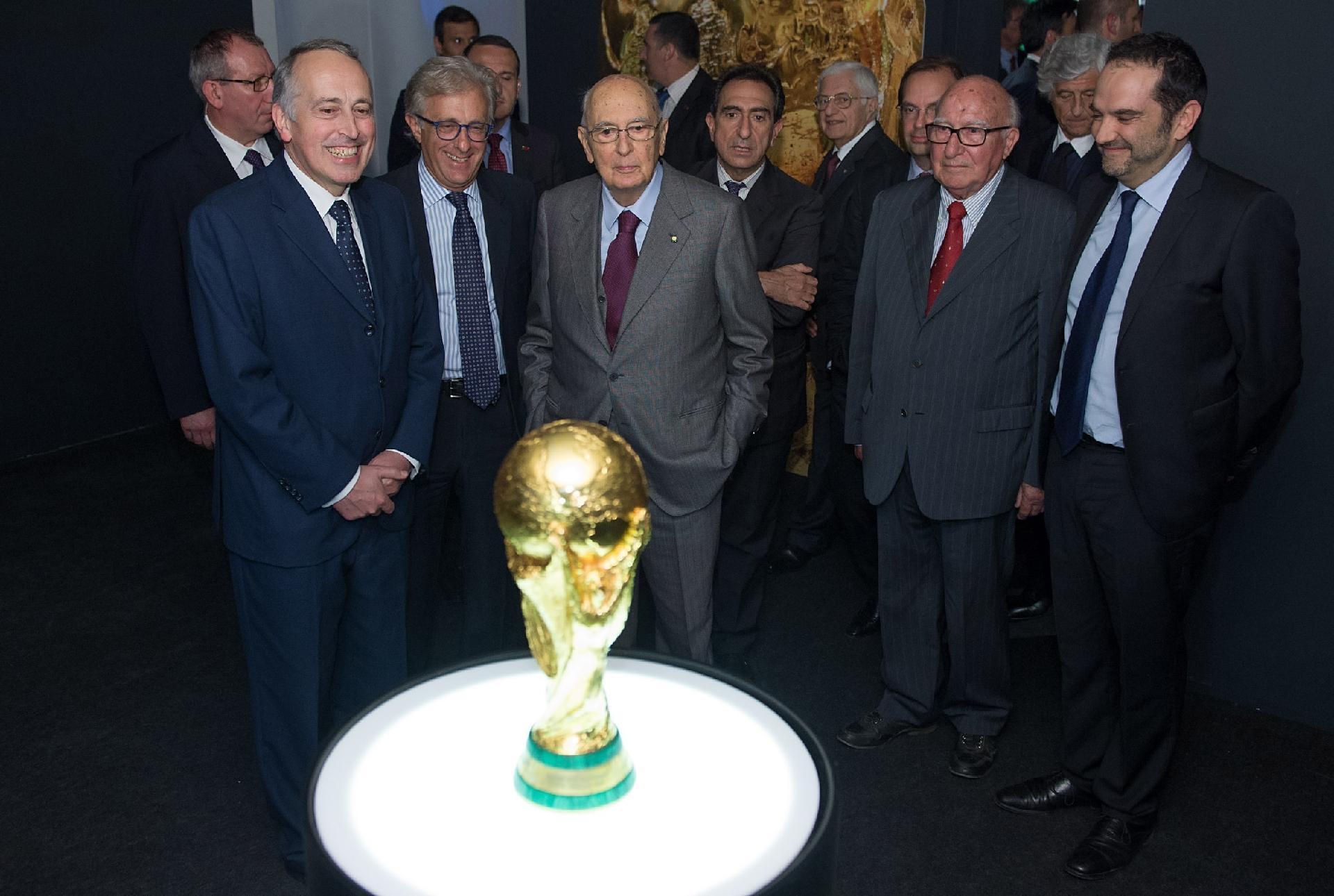 Il Presidente Giorgio Napolitano osserva la Coppa del Mondo nel corso della visita alla mostra "La Nazionale tra emozioni e storia un secolo di calcio azzurro"