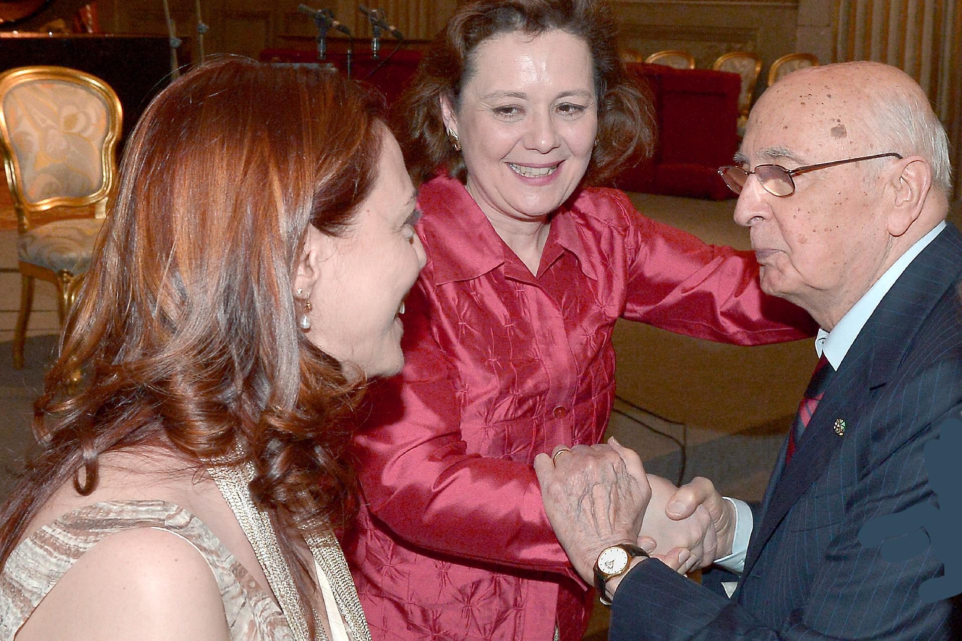 Il Presidente Giorgio Napolitano con Valentina Coladonato e Luisa Prayer, al termine del Concerto nella Cappella Paolina