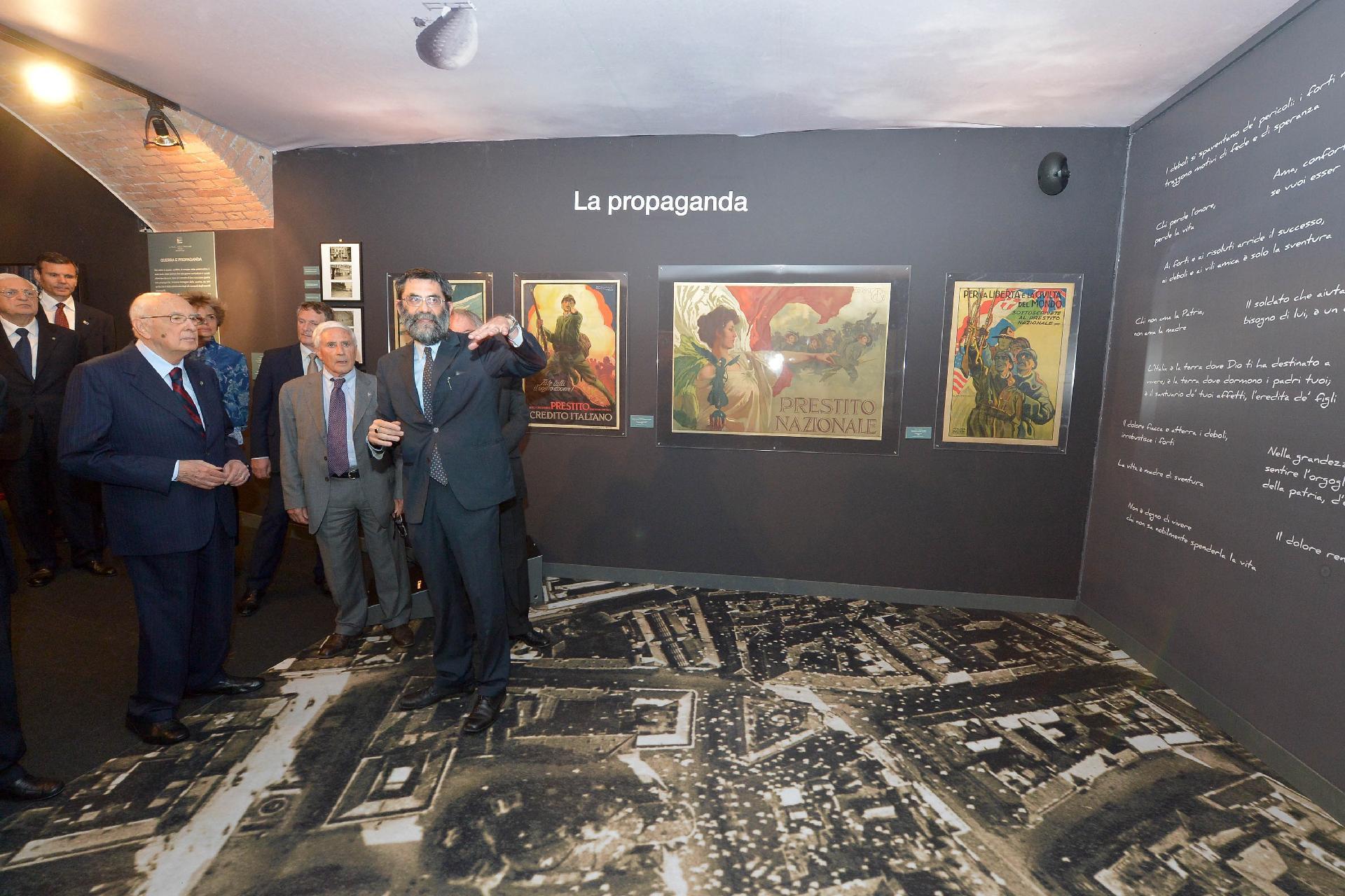Il Presidente Giorgio Napolitano nel corso della visita alla mostra dal titolo: "La Prima Guerra Mondiale 1914 - 1918. Materiali e fonti e teatri di Guerra" in occasione del 100° anniversario dall'inizio del conflitto