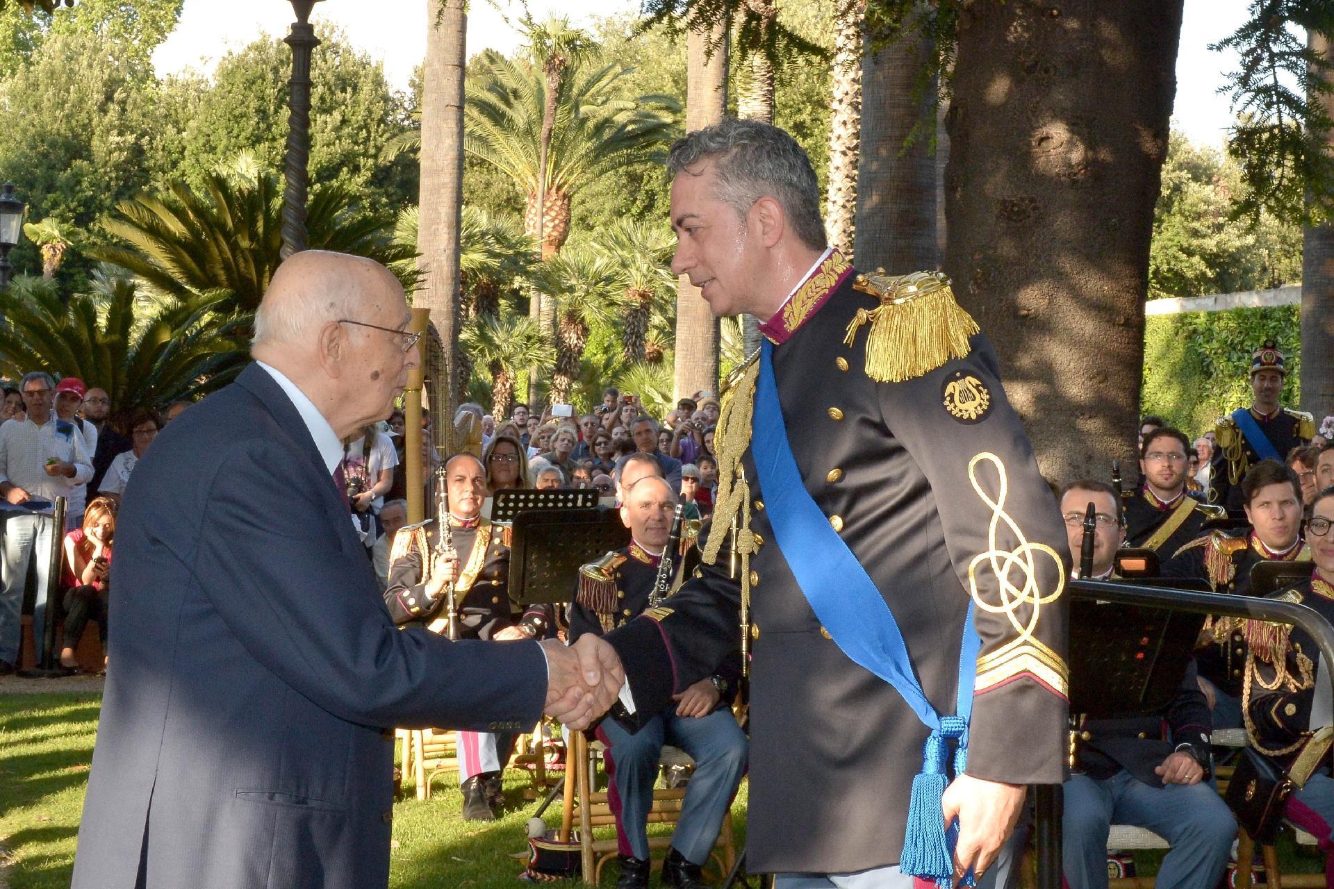 Il Presidente Giorgio Napolitano al termine del concerto eseguito dalla Banda della Polizia di stato saluta il Direttore Maestro Maurizio Billi in occasione dell'apertura al pubblico dei Giardini del Quirinale per la Festa Nazionale della Repubblica