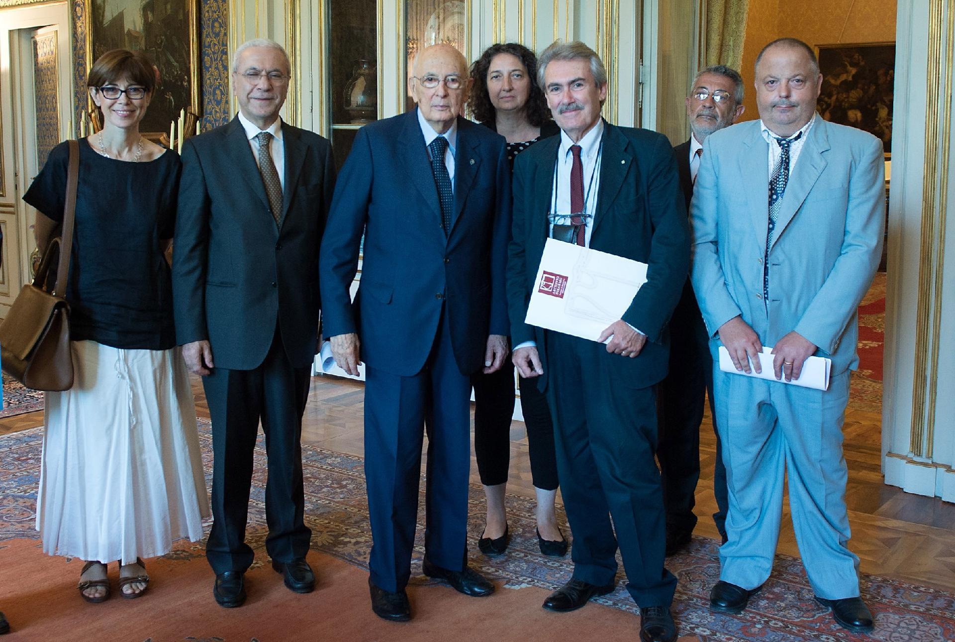 Il Presidente Giorgio Napolitano con i promotori e i vincitori della XXX edizione del Premio "Archivio Disarmo - Colombe d'Oro per la Pace", da sinistra nella foto Maria Gianniti, giornalista di Radio RAI, Giorgio Bertinelli, Vice Presidente della LEGACOOP, il Capo dello Stato, Gabriella Simoni, giornalista di Studio Aperto, Fabrizio Battistelli, Presidente dell'Istituto di Ricerche Internazionali "Archivio Disarmo" Alberto Negri, giornalista de "Il Sole 24 ore" e Piero Billeci, Presidente dell'Associazione "Pescatori di Lampedusa"