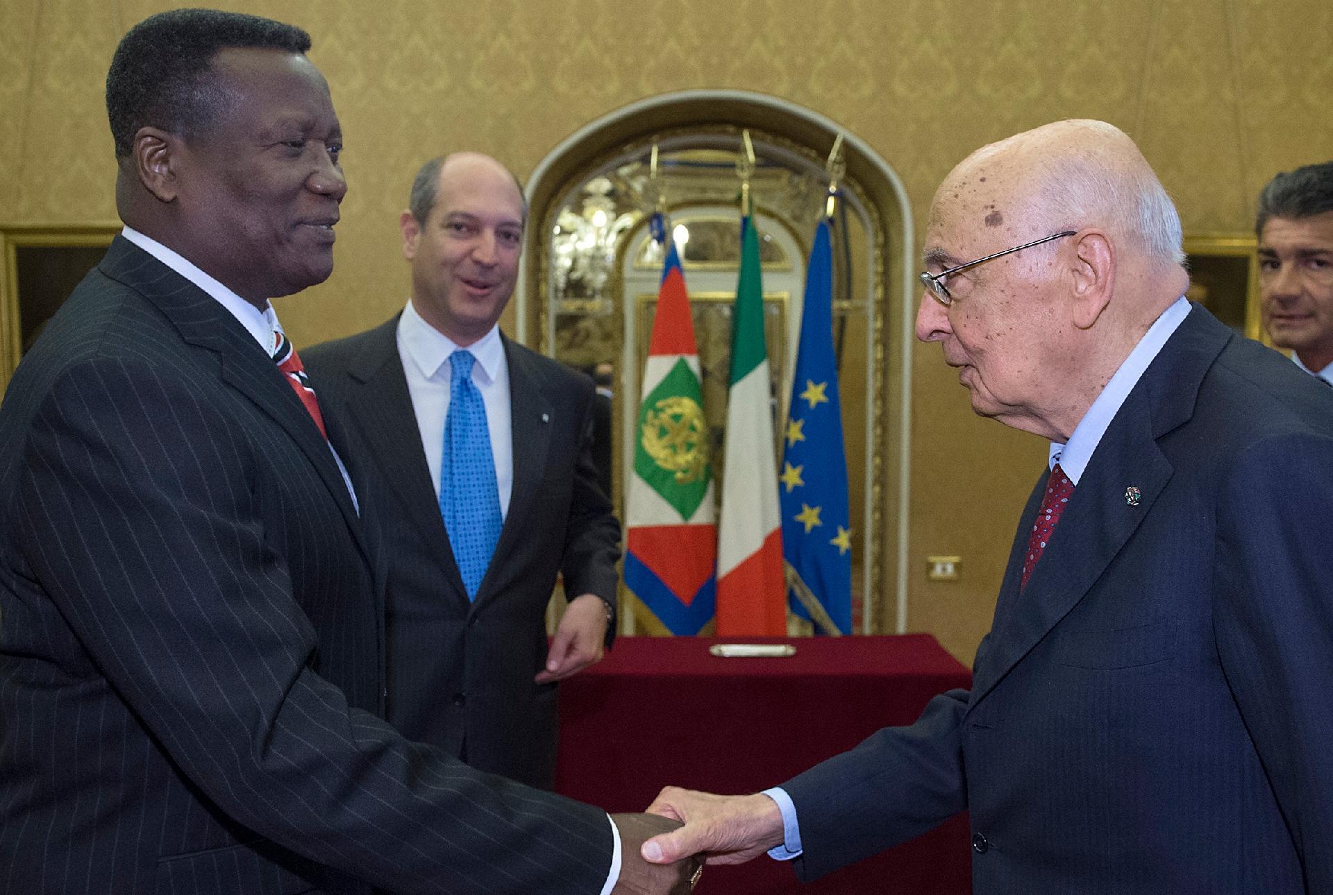 Il Presidente Giorgio Napolitano con John Chrisostom E. Sandy, nuovo Ambasciatore della Repubblica di Trinidad e Tobago, in occasione della presentazione delle Lettere Credenziali