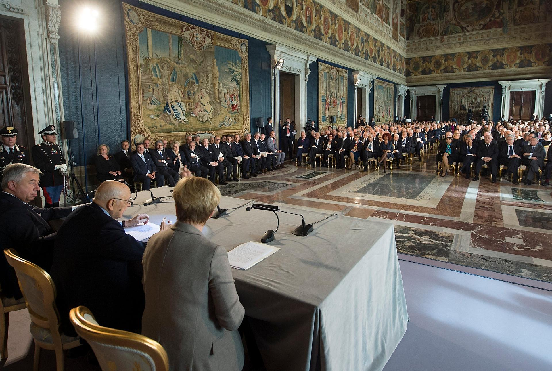 Il Presidente Giorgio Napolitano rivolge il suo indirizzo di saluto in occasione della cerimonia di consegna delle insegne di Cavaliere dell'Ordine &quot;Al Merito del Lavoro&quot; ai Cavalieri del Lavoro nominati il 2 giugno 2014