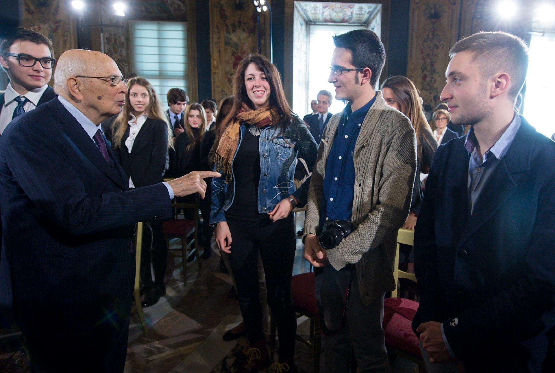 Il Presidente Giorgio Napolitano con i ragazzi intervenuti alla Conferenza &quot;L'Europa dei diritti&quot; nell'ambito del ciclo di incontri &quot;L'Europa siamo noi&quot; organizzato in occasione del semestre di Presidenza Italiana del Consiglio Europeo