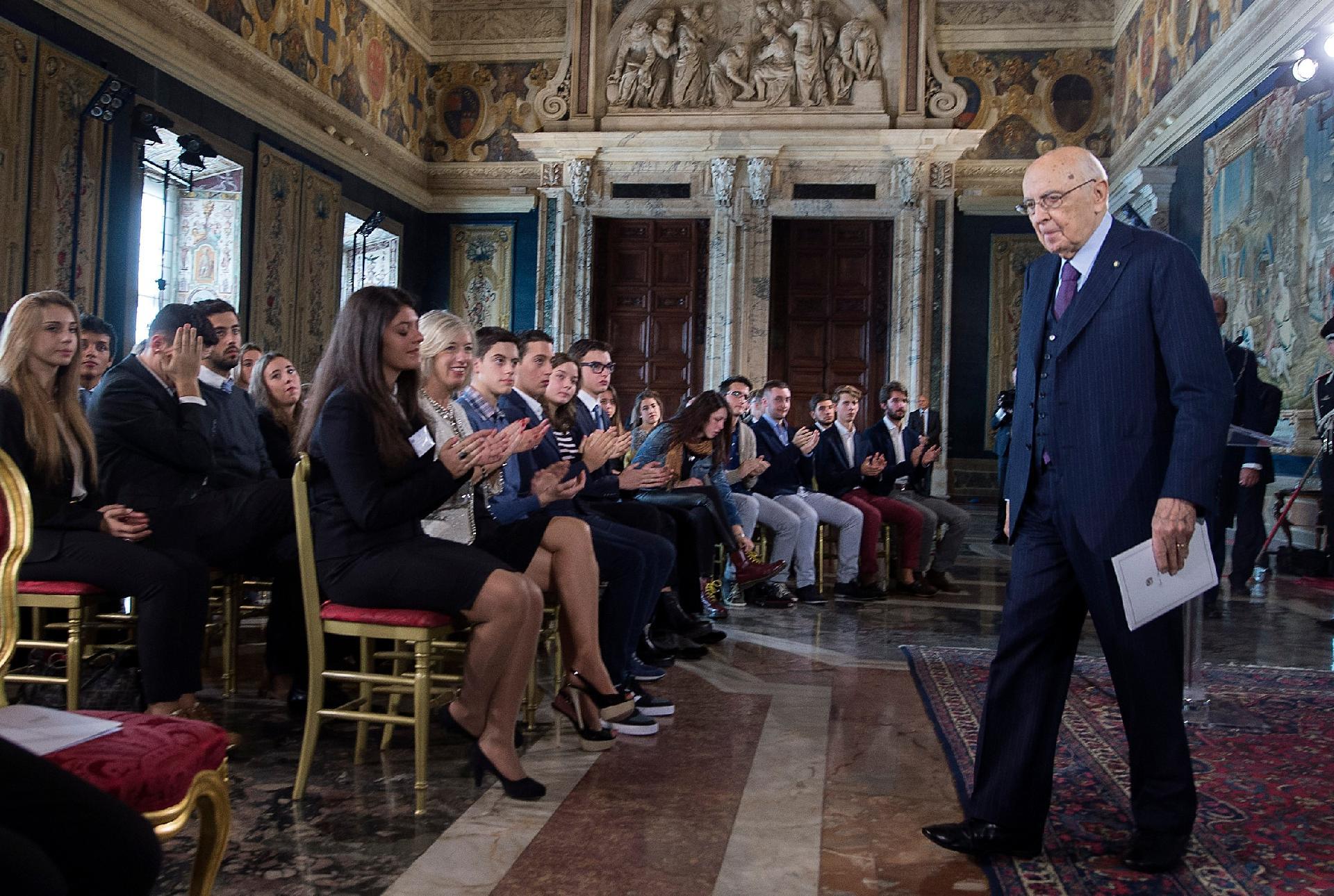 Il Presidente Giorgio Napolitano al termine dell'intervento alla Conferenza &quot;L'Europa dei diritti&quot; nell'ambito del ciclo di incontri &quot;L'Europa siamo noi&quot; organizzato in occasione del semestre di Presidenza Italiana del Consiglio Europeo