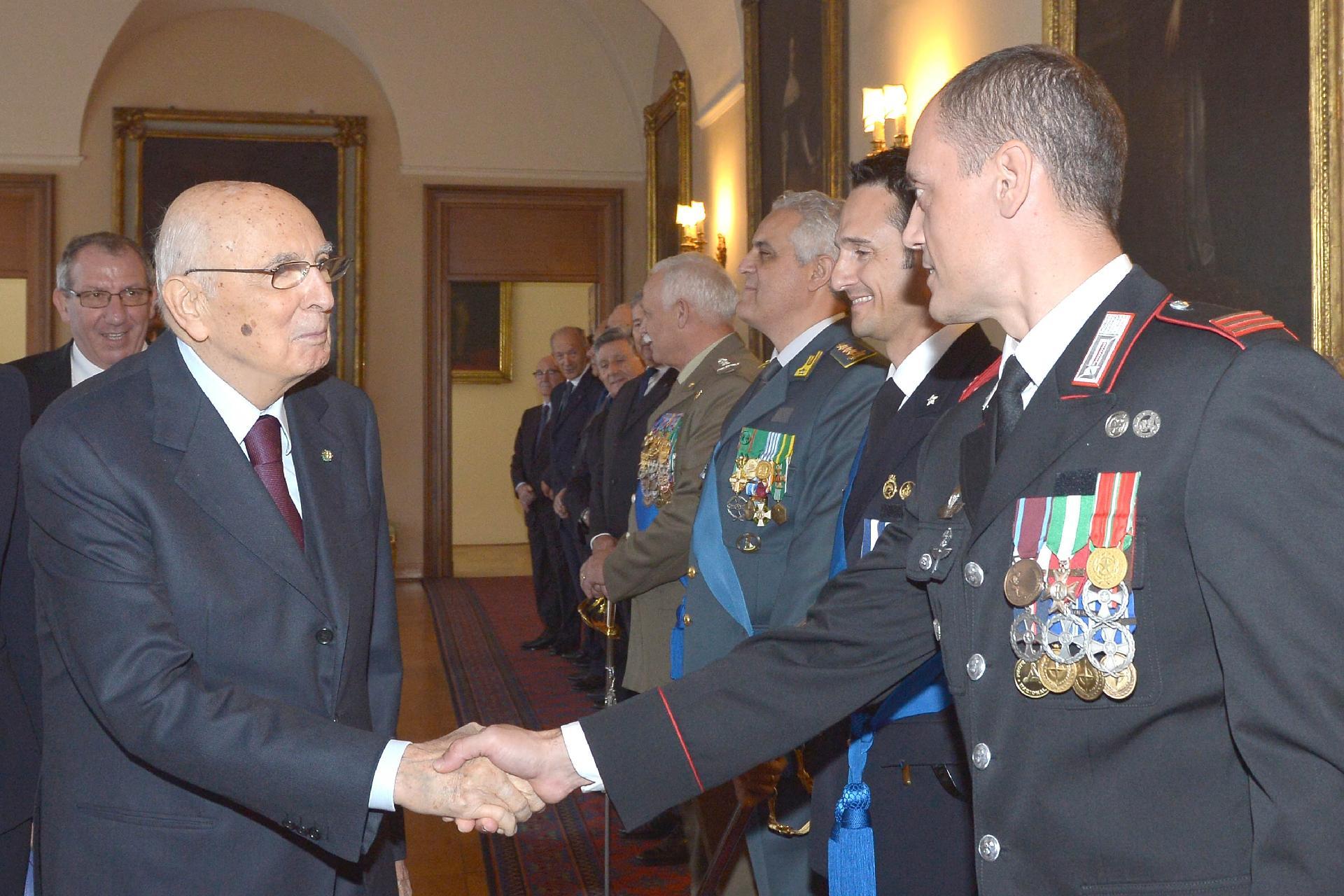 Il Presidente Giorgio Napolitano con i nuovi decorati dell'Ordine Militare d'Italia in occasione della cerimonia di consegna delle insegne nella ricorrenza del Giorno dell'Unità Nazionale e Giornata delle Forze Armate