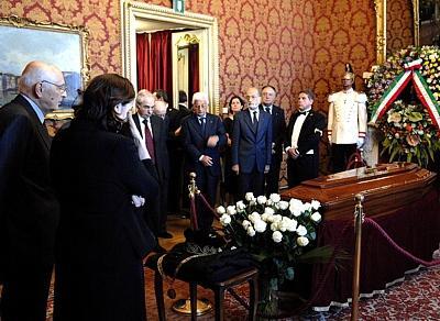 Il Presidente Giorgio Napolitano rende omaggio alla camera ardente di Antonio La Pergola, Presidente Emerito della Corte costituzionale.