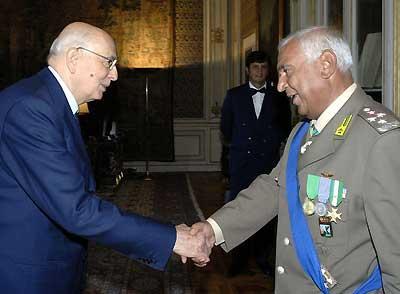 Il Presidente Giorgio Napolitano accoglie il nuovo Comandante Generale della Guardia di Finanza Gen.C.A. Cosimo D'Arrigo.