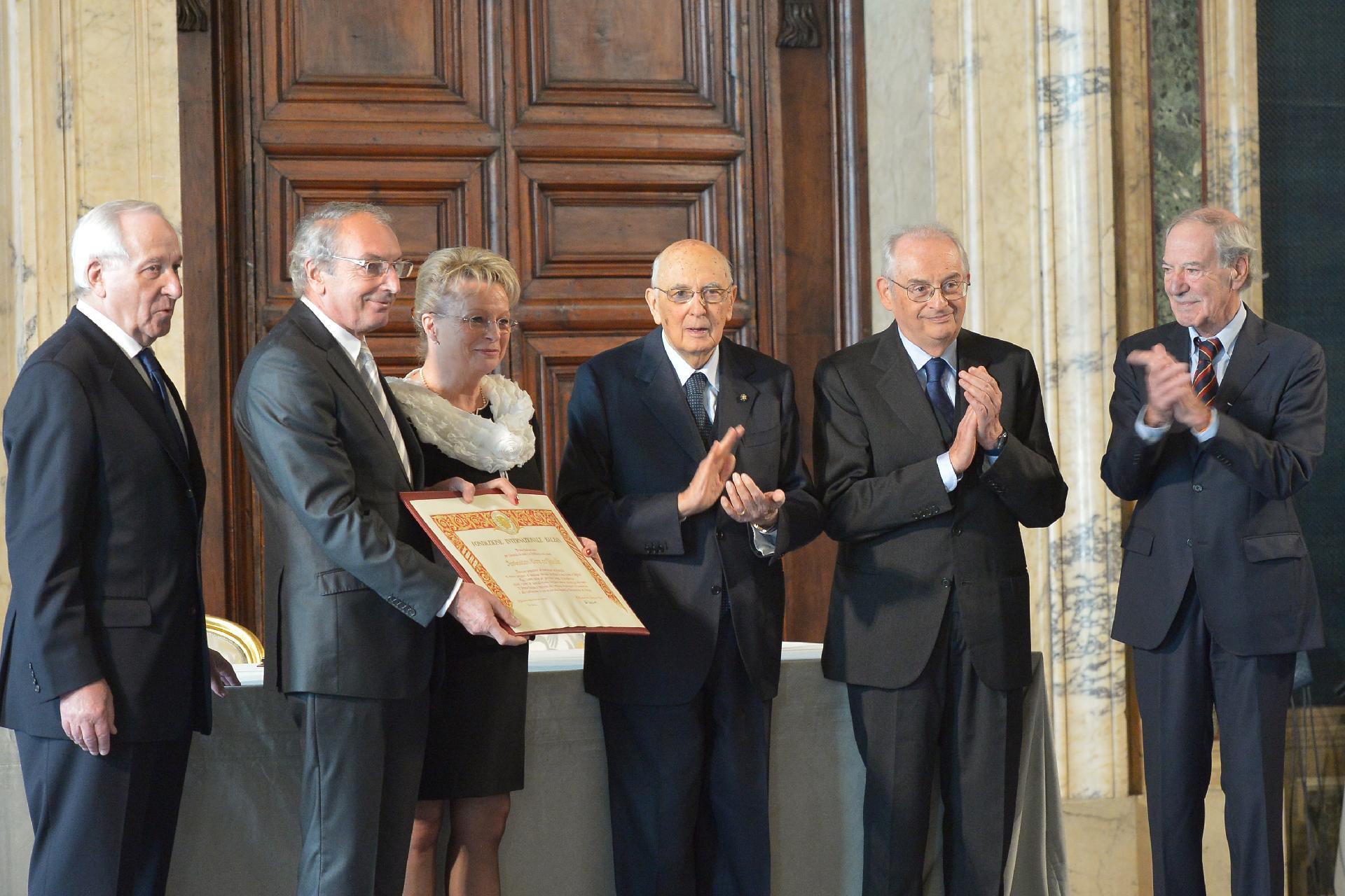 Il Presidente Giorgio Napolitano consegna il Premio speciale Balzan 2014 per l'umanità, la pace e la fratellanza tra i popoli all'Associazione francese &quot;Vivre en famille&quot;