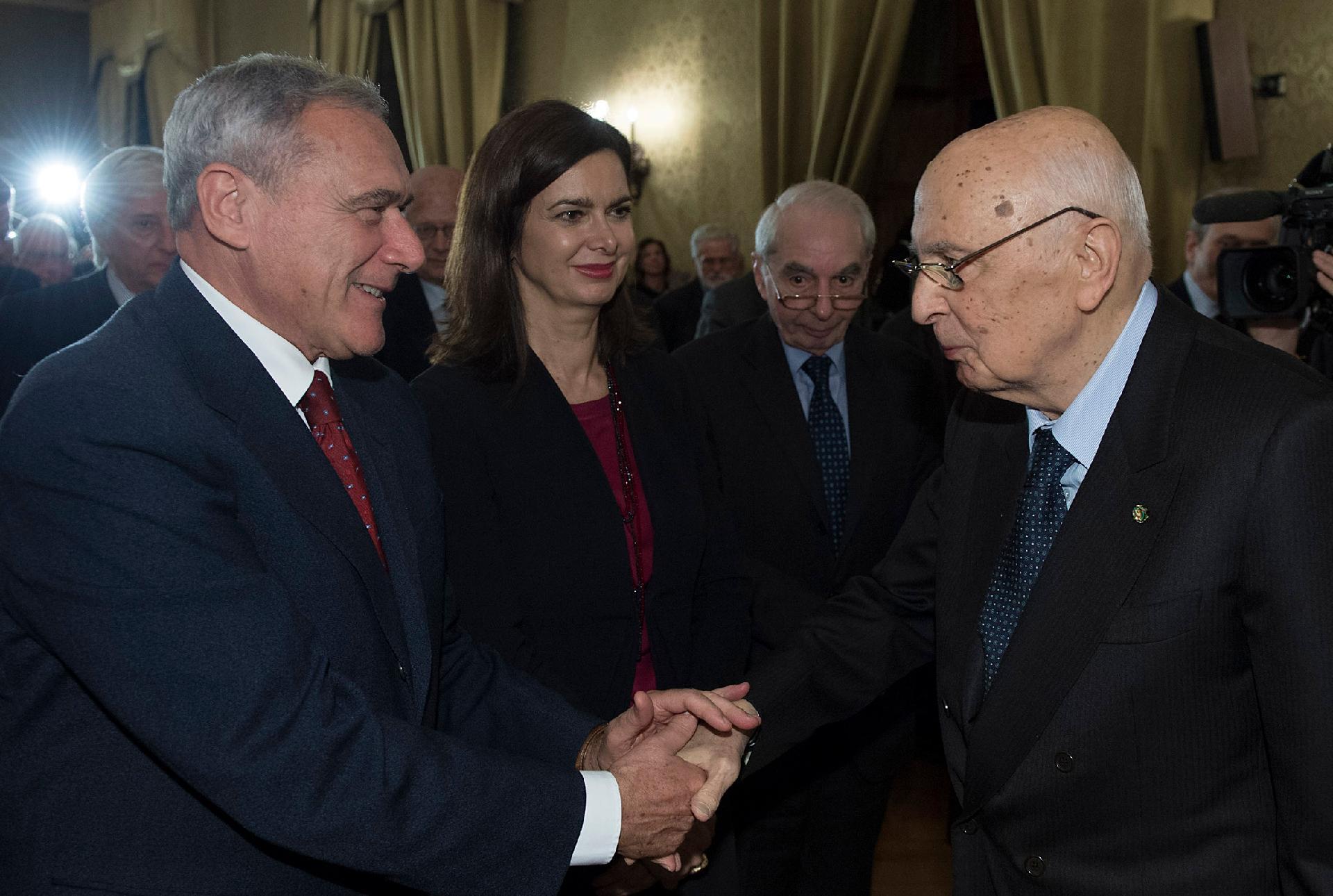 Il Presidente Giorgio Napolitano saluta il Presidente del Senato Piero Grasso e il Presidente della Camera Laura Boldrini al termine della Conferenza a Classi Riunite: "Crisi di valori da superare e speranze da coltivare per l'Italia e l'Europa di domani"
