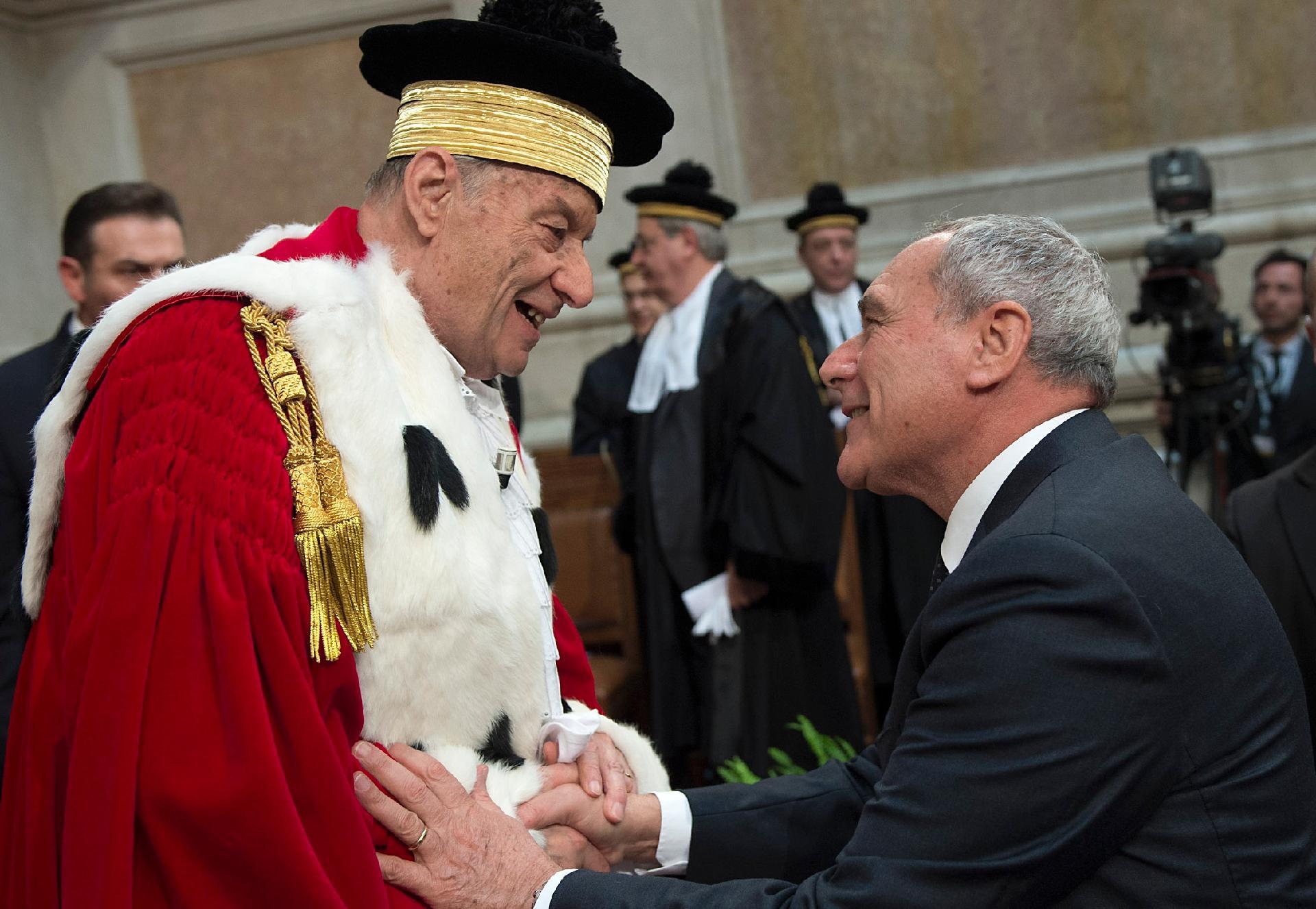 Il Presidente del Senato nell'esercizio delle funzioni del Presidente della Repubblica, Pietro Grasso con il Primo Presidente della Corte Suprema di Cassazione Giorgio Santacroce al termine dell'Assemblea Generale pubblica e solenne della Corte Suprema di Cassazione