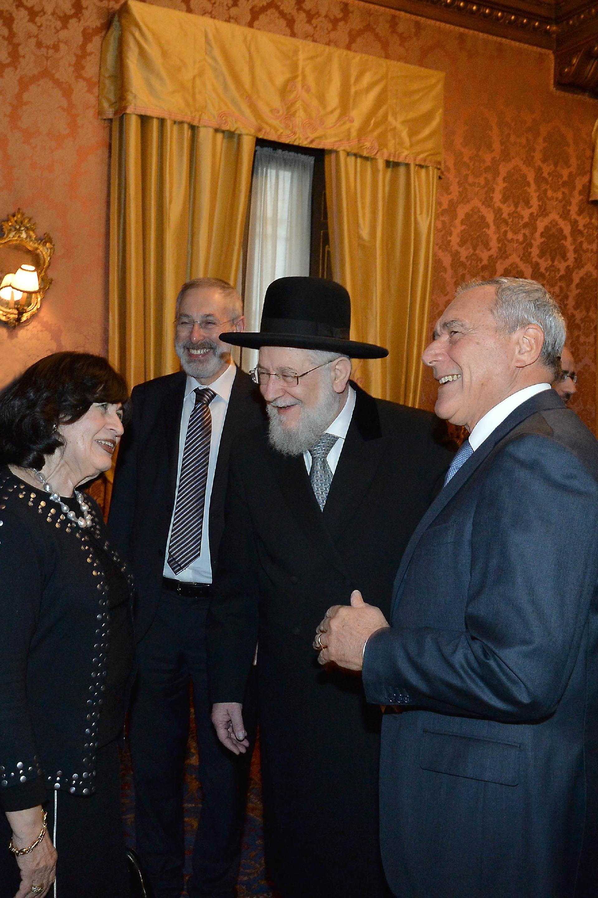 Il Presidente del Senato nell'esercizio delle funzioni del Presidente della Repubblica, Pietro Grasso, con il Rabbino Capo di Tel Aviv e Presidente di "Yad Vashem", Israel Meir Lau, la signora Lau, e il Rabbino Capo di Roma, Riccardo Di Segni