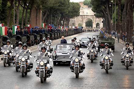 Il Presidente Giorgio Napolitano passa in rassegna lo schieramento, in occasione della Festa Nazionale della Repubblica