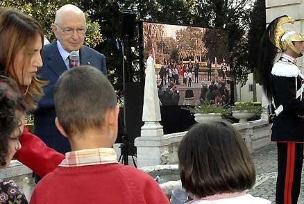 Il Presidente Giorgio Napolitano risponde alle domande di alcuni ragazzi nei giardini del Quirinale, in occasione dell'incontro con i promotori ed i vincitori della XV edizione del concorso "Immagini per la Terra"