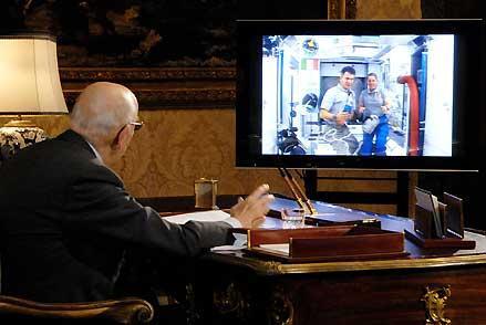 Il Presidente Giorgio Napolitano durante il colloquio con l'astronauta Paolo Nespoli, in compagnia del comandante dello Shuttle, Pamela Melroy, in collegamento tra la Stazione Spaziale Internazionale ed il Quirinale