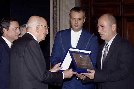 Il Presidente Giorgio Napolitano consegna il Premio "Credere nella Ricerca" a Ferzan Ozpetek, in occasione della Giornata Nazionale per la Ricerca sul Cancro