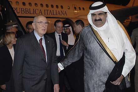 Il Presidente Giorgio Napolitano accolto all'Aeroporto Internazionale di Doha da S.A.l'Emiro Hamad bin Khalifa Al Thani all'arrivo