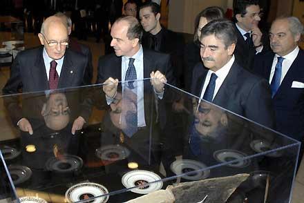 Il Presidente Giorgio Napolitano durante l'inaugurazione della mostra "Richard-Ginori 1737-1937" all'Ambasciata d'Italia