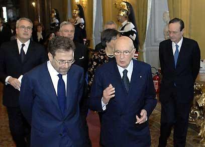 Il Presidente Giorgio Napolitano con i Sottosegretari agli Esteri, Ranieri, Intini e Craxi, alla cerimonia di presentazione degli auguri di Natale e Capodanno da parte del Corpo Diplomatico.
