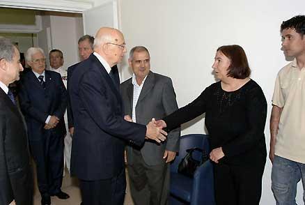 Il Presidente Giorgio Napolitano, accompagnato dal Ministro della Difesa Arturo Parisi e dal Segretario generale del Quirinale, Donato Marra saluta i familiari del Caporal Maggiore Luca Daga, in occasione della visita all'ospedale del Celio