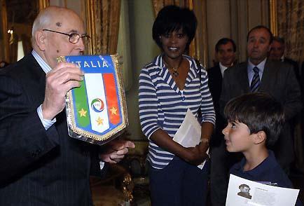 Il Presidente Giorgio Napolitano mostra il Gagliardetto della Nazionale di Calcio, nel corso di un incontro con gli alunni della scuola elementare "Ambrit" di Roma.