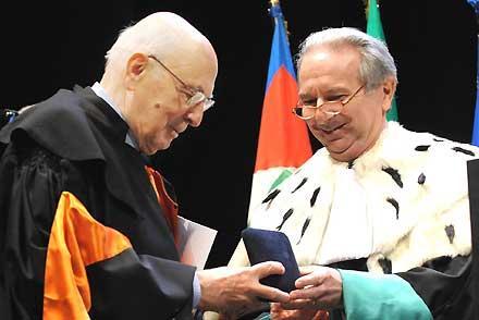 Il Presidente Giorgio Napolitano con il Rettore dell'Università degli Studi di Trento durante la cerimonia di conferimento del titolo di Professore Onorario