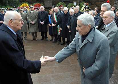Il Presidente Giorgio Napolitano all'arrivo alle Fosse Ardeatine, nel 64° anniversario dell'eccidio.