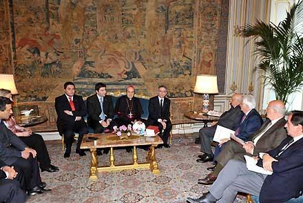 Il Presidente Giorgio Napolitano con il Dott. Luigi Alici, Presidente Nazionale dell'Azione Cattolica Italiana, ed una delegazione dell'Associazione durante i colloqui, in occasione dell'incontro al Quirinale