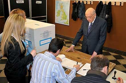Il Presidente Giorgio Napolitano in attesa di votare al seggio elettorale
