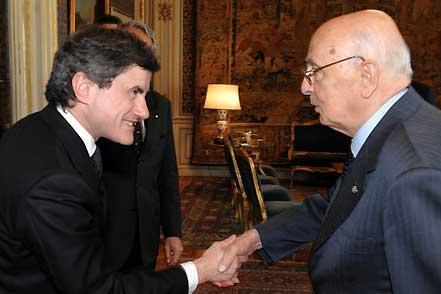 Il Presidente Giorgio Napolitano accoglie nel suo studio il nuovo Sindaco di Roma, Giovanni Alemanno.