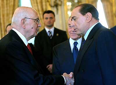 Il Presidente Giorgio Napolitano con Silvio Berlusconi al termine della cerimonia di giuramente dei Ministri del nuovo Governo