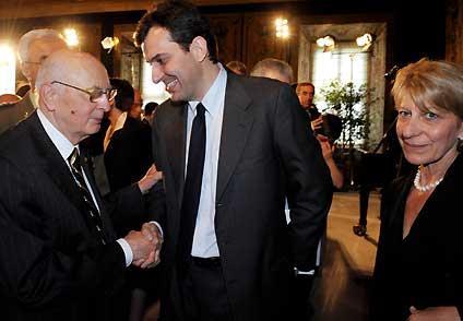 Il Presidente Giorgio Napolitano con Mario Calabresi e la mamma, al termine della commemorazione del "Giorno della memoria" dedicato alle vittime del terrorismo e delle stragi