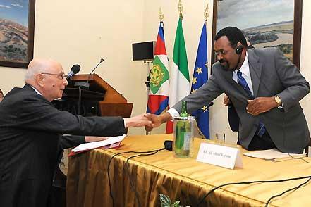 Il Presidente Giorgio Napolitano saluta il Sig. Ali Abeid Amani Karume, Ambasciatore della Repubblica Unita della Tanzania - Presidente di turno dell'Organizzazione dell'Unità Africana al termine della cerimonia "Giornata dell'Africa" per il 45° anniversario della fondazione dell'Organizzazione dell'Unità Africana