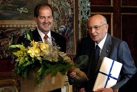 Il Presidente Giorgio Napolitano con Jo Leinen, Presidente della Commissione Affari Costituzionali del Parlamento Europeo. Per l'occasione l'on Leinen ha offerto un fascio di fiori per il compleanno del Presidente a nome di tutta la Delegazione