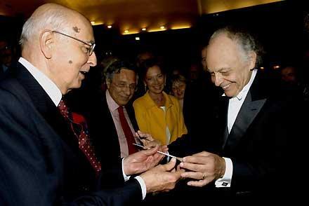 Il Presidente Giorgio Napolitano riceve in regalo per il suo compleanno da Lorin Maazel, Direttore musicale della Synfonica Toscanini, la &quot;Bacchetta&quot; con la quale ha diretto il concerto all'Auditorium di via della Conciliazione