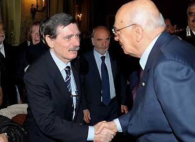 Il Presidente Giorgio Napolitano con Piercarlo Nicola, Professore di Economia Matematica nell'Universita di Milano, risultato vincitore del Premio Presidente della Repubblica 2008 per la Classe di Scienze Morali in occasione dell'Adunanza solenne dell'Accademia Nazionale dei Lincei.