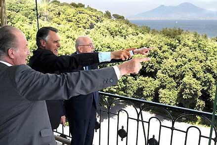 S.M. il Re di Spagna, Juan Carlos, Aníbal Cavaco Silva, Presidente della Repubblica del Portogallo ed il Presidente della Repubblica Giorgio Napolitano, indicano Sorrento dalla terrazza di Villa Rosebery