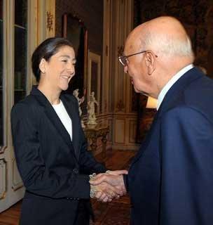Il Presidente Giorgio Napolitano accoglie Ingrid Betancourt all'arrivo al Quirinale